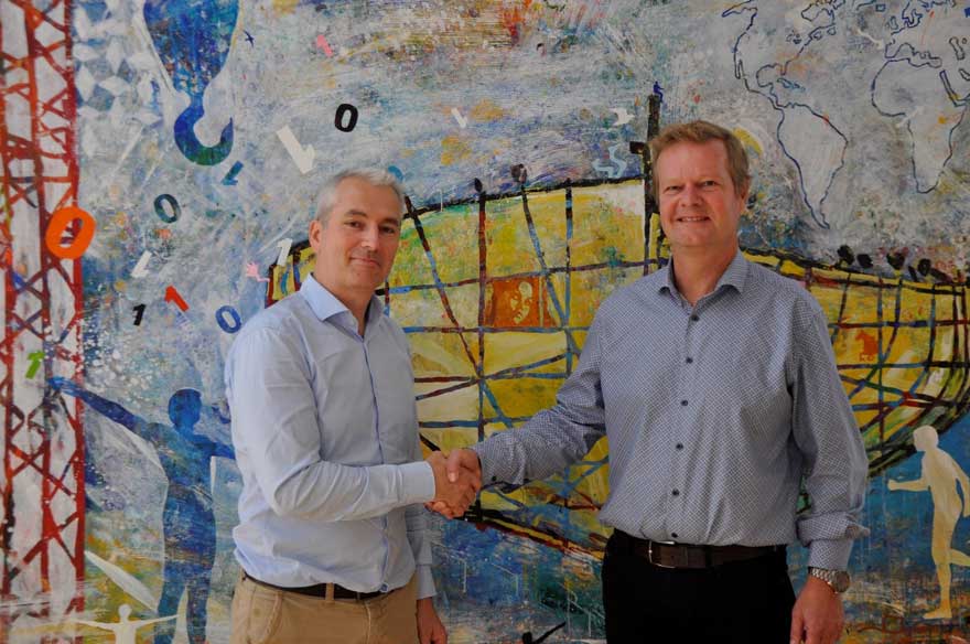 Una foto de Lars Riisberg y Emmanuel Lefeuvre dándose la mano y sonriendo a la cámara