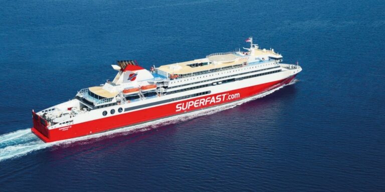 Una vista lateral de un barco de pasajeros navegando por el océano
