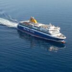 Un plano general de un barco de pasajeros atravesando el mar a gran velocidad