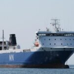 Primer plano de un buque de la Compagnie Maritime Nantaise navegando por el mar