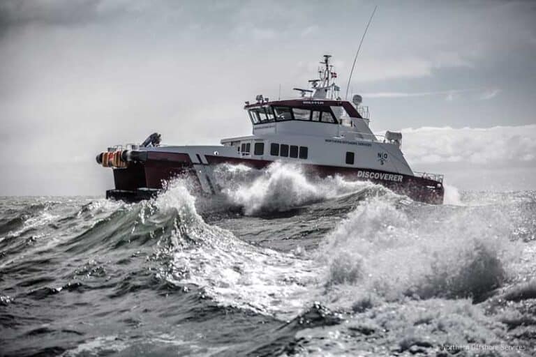 Una foto de un barco navegando por un mar agitado