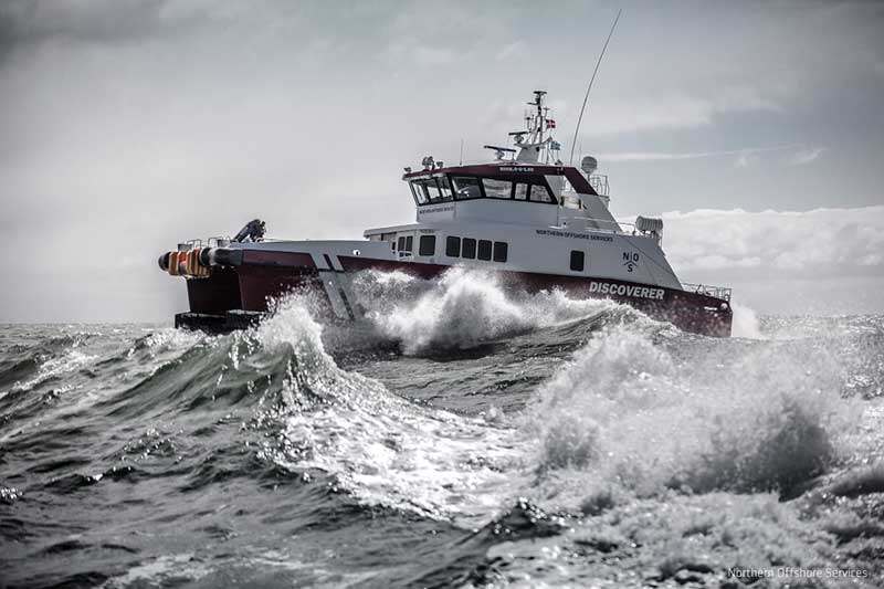 Una foto de un barco navegando por un mar agitado