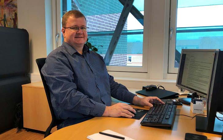 Jesper, responsable de éxito de clientes, sentado frente a su ordenador