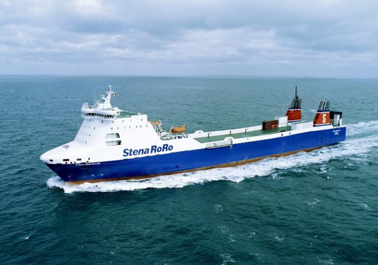 Un Stena RoRo navegando por el océano en calma