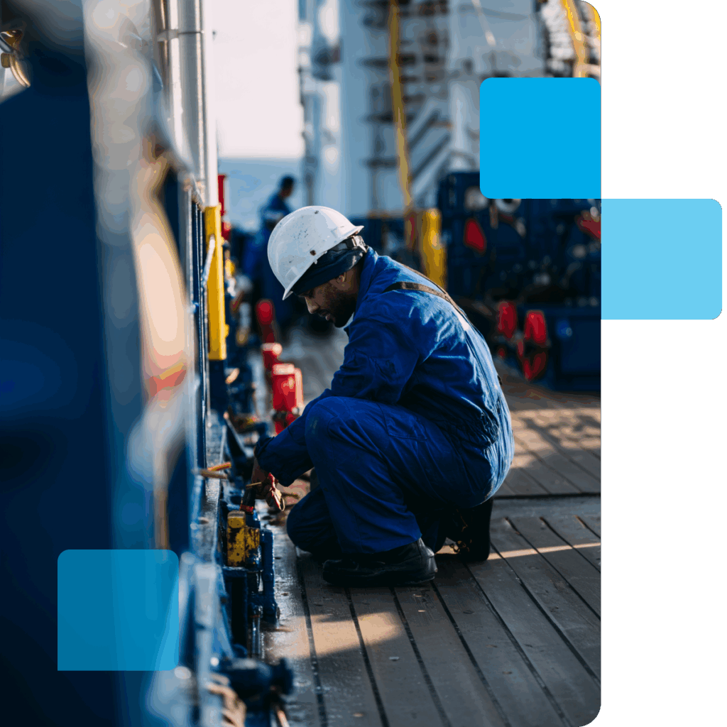 Técnico naval con EPI realizando trabajos de mantenimiento en la cubierta de un barco.